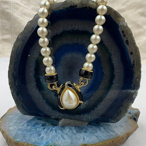 Vtg. Richelieu 16” Elegant White Pearl Necklace With Black & Gold Accent - Picture 2 of 8